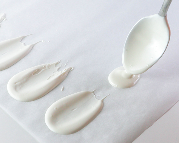 کیک گل شکلاتی سفید 5 کیک گل شکلاتی سفید – طرز تهیه کیک گلدار شکلاتی با استفاده از آب نبات و ابزارهای روزمره | توسط ارین گاردنر برای TheCakeBlog.com