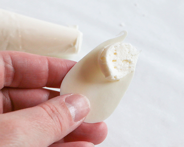 کیک گل شکلاتی سفید 13 کیک گل شکلاتی سفید – طرز تهیه کیک گلدار شکلاتی با استفاده از آب نبات و ابزارهای روزمره | توسط ارین گاردنر برای TheCakeBlog.com