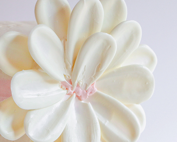 کیک گل شکلاتی سفید 14 کیک گل شکلاتی سفید – طرز تهیه کیک گلدار شکلاتی با استفاده از آب نبات و ابزارهای روزمره | توسط ارین گاردنر برای TheCakeBlog.com