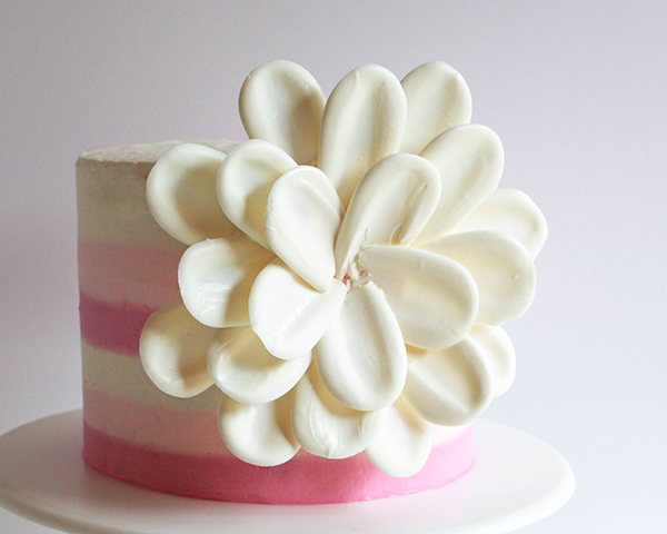 کیک گل شکلاتی سفید 15 کیک گل شکلاتی سفید – طرز تهیه کیک گلدار شکلاتی با استفاده از آب نبات و ابزارهای روزمره | توسط ارین گاردنر برای TheCakeBlog.com