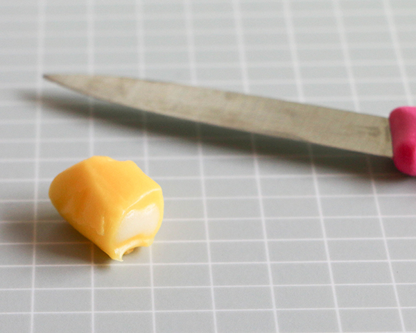 کیک گل شکلاتی سفید 16 کیک گل شکلاتی سفید – طرز تهیه کیک گلدار شکلاتی با استفاده از آب نبات و ابزارهای روزمره | توسط ارین گاردنر برای TheCakeBlog.com