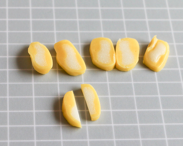 کیک گل شکلاتی سفید 17 کیک گل شکلاتی سفید – طرز تهیه کیک گلدار شکلاتی با استفاده از آب نبات و ابزارهای روزمره | توسط ارین گاردنر برای TheCakeBlog.com