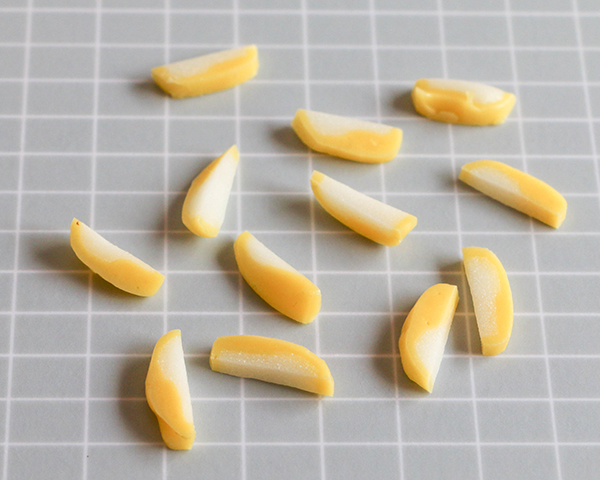 کیک گل شکلاتی سفید 18 کیک گل شکلاتی سفید – طرز تهیه کیک گلدار شکلاتی با استفاده از آب نبات و ابزارهای روزمره | توسط ارین گاردنر برای TheCakeBlog.com