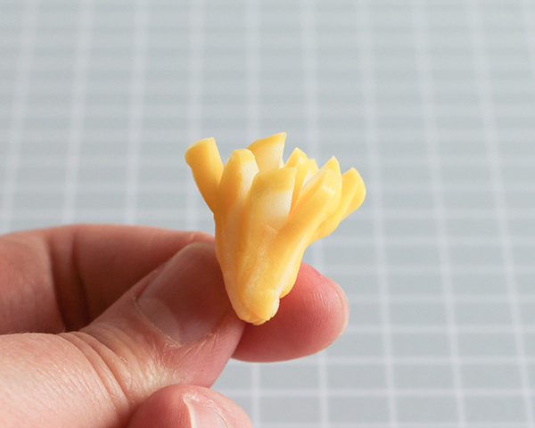 کیک گل شکلاتی سفید 20 کیک گل شکلاتی سفید – طرز تهیه کیک گلدار شکلاتی با استفاده از آب نبات و ابزارهای روزمره | توسط ارین گاردنر برای TheCakeBlog.com