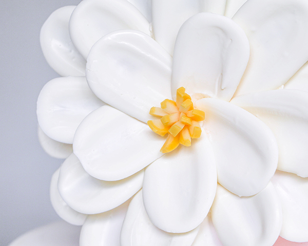 کیک گل شکلاتی سفید 3 کیک گل شکلاتی سفید – طرز تهیه کیک گلدار شکلاتی با استفاده از آب نبات و ابزارهای روزمره | توسط ارین گاردنر برای TheCakeBlog.com