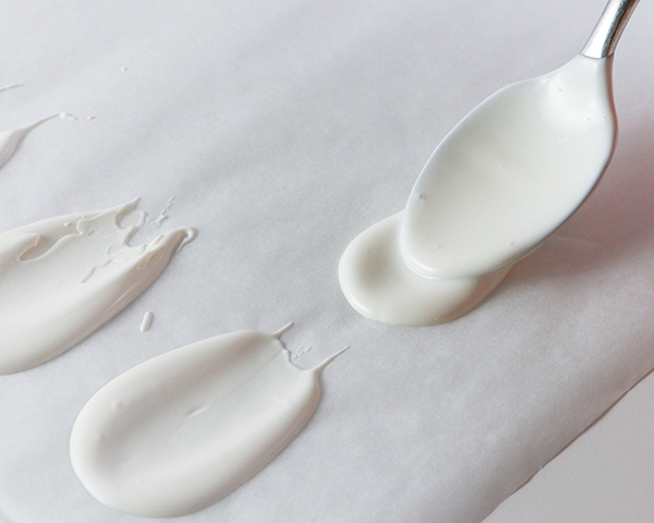 کیک گل شکلاتی سفید 6 کیک گل شکلاتی سفید – طرز تهیه کیک گلدار شکلاتی با استفاده از آب نبات و ابزارهای روزمره | توسط ارین گاردنر برای TheCakeBlog.com