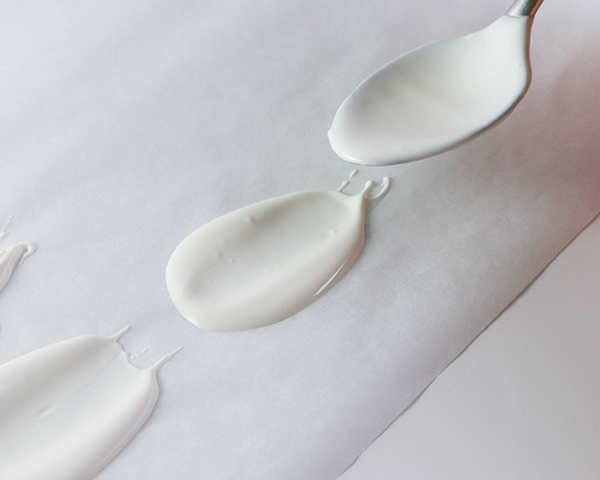 کیک گل شکلاتی سفید 7 کیک گل شکلاتی سفید – طرز تهیه کیک گلدار شکلاتی با استفاده از آب نبات و ابزارهای روزمره | توسط ارین گاردنر برای TheCakeBlog.com