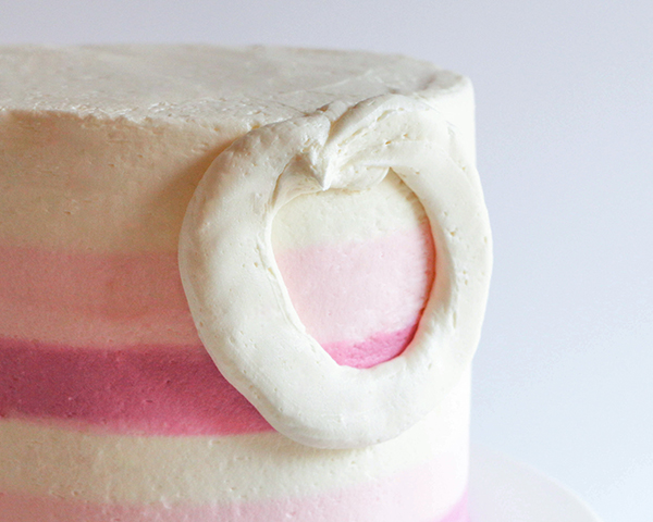 کیک گل شکلاتی سفید 8 کیک گل شکلاتی سفید – طرز تهیه کیک گلدار شکلاتی با استفاده از آب نبات و ابزارهای روزمره | توسط ارین گاردنر برای TheCakeBlog.com