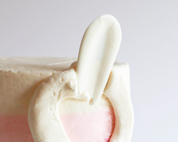 کیک گل شکلاتی سفید 9 کیک گل شکلاتی سفید – طرز تهیه کیک گلدار شکلاتی با استفاده از آب نبات و ابزارهای روزمره | توسط ارین گاردنر برای TheCakeBlog.com