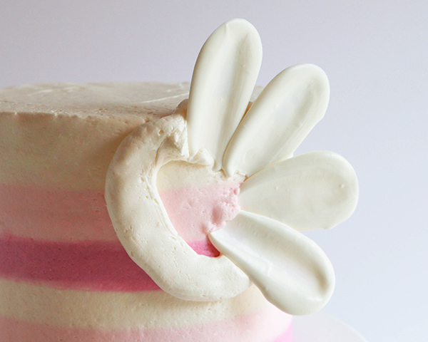 کیک گل شکلاتی سفید 10 کیک گل شکلاتی سفید – طرز تهیه کیک گلدار شکلاتی با استفاده از آب نبات و ابزارهای روزمره | توسط ارین گاردنر برای TheCakeBlog.com