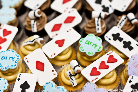 کیک سرزمین عجایب |  توسط کیک های روز رویایی |  TheCakeBlog.com