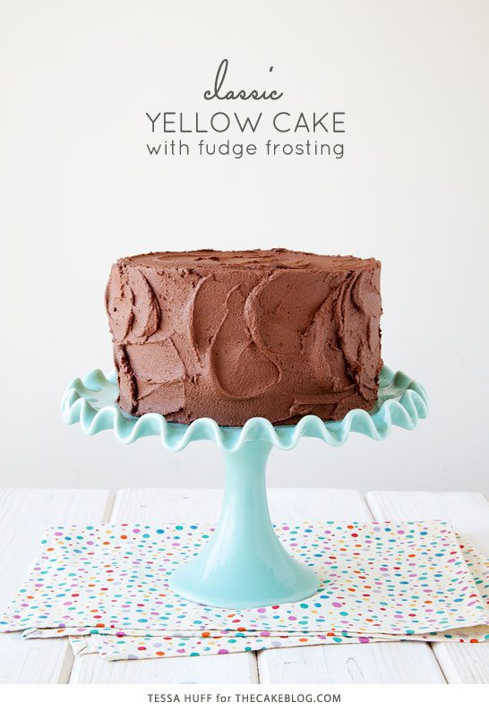 کیک زرد کلاسیک با فاج فراستینگ |  توسط تسا هاف برای TheCakeBlog.com