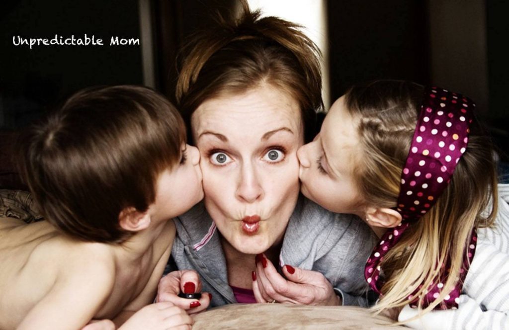 انواع مختلف مادر: شما کدام یک را دارید؟ 4 Mom with kids kissing
