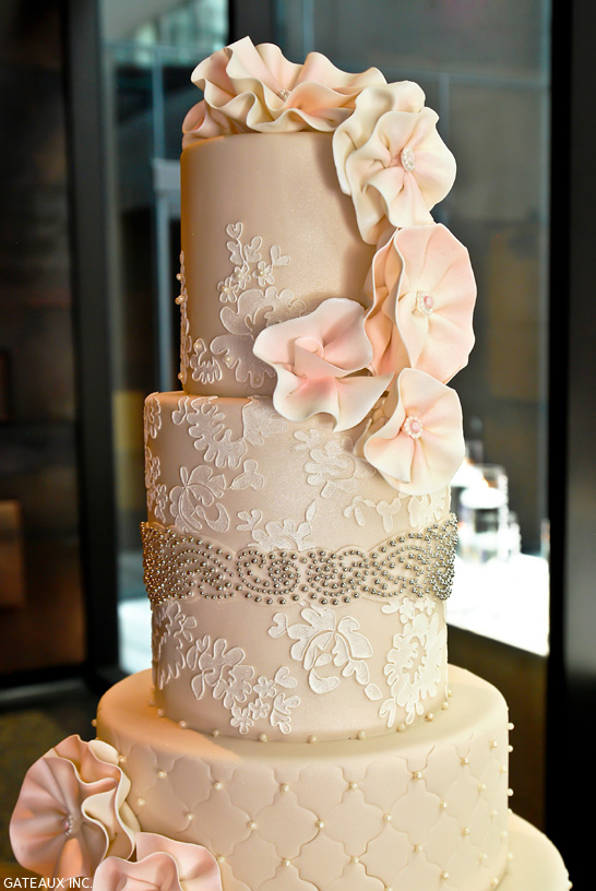 کیک عروسی توری آلنکن |  توسط Gateaux Inc. |  TheCakeBlog.com