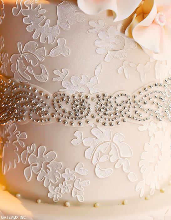 کیک عروسی توری آلنکن |  توسط Gateaux Inc. |  TheCakeBlog.com