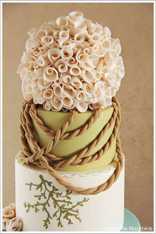 کیک عروسی ساحلی توسط Three Little Blackbirds |  TheCakeBlog.com