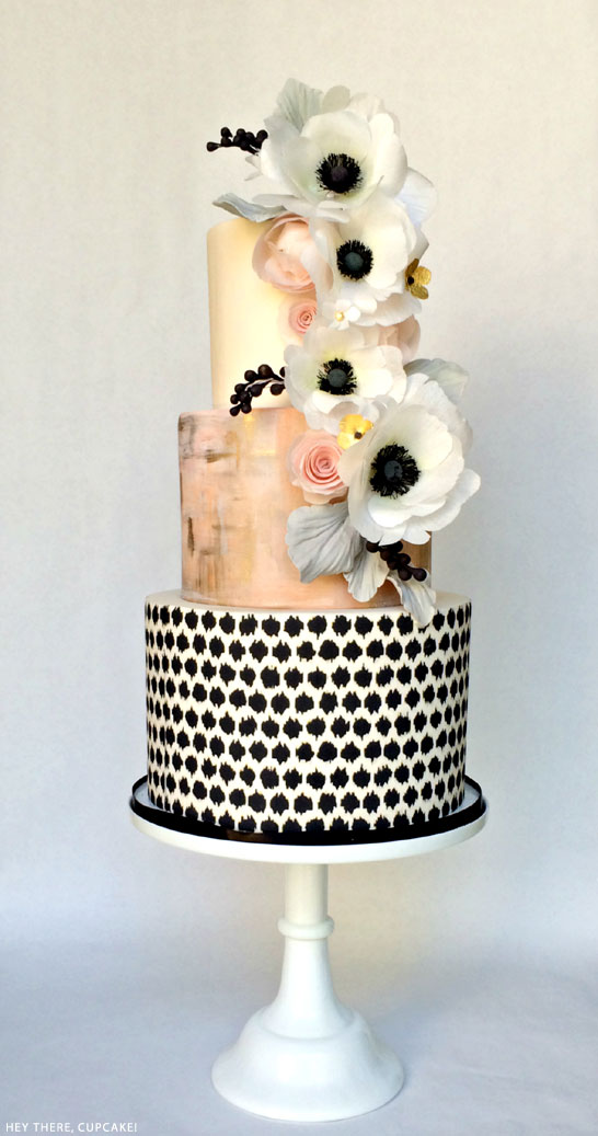 کیک شقایق سیاه و سفید 3 مشکی، سفید و سرخابی | کیک شقایق کاغذی ویفری | توسط هی وجود دارد، کیک کوچک! | در TheCakeBlog.com