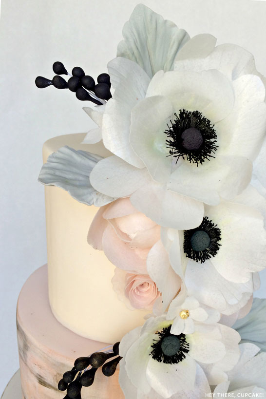 کیک شقایق سیاه و سفید 2 مشکی، سفید و سرخابی | کیک شقایق کاغذی ویفری | توسط هی وجود دارد، کیک کوچک! | در TheCakeBlog.com