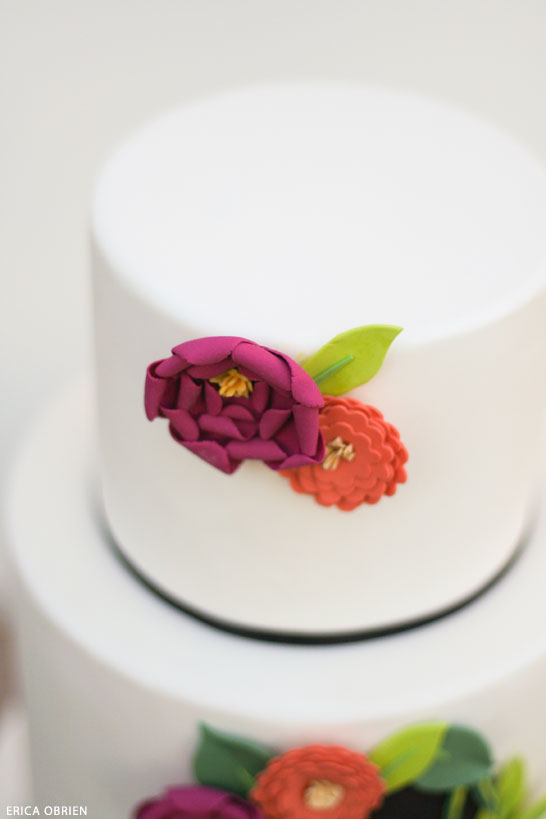 تخته سیاه و گل های کاغذی |  ترجمه گرایش به طرح کیک |  توسط اریکا اوبرین برای TheCakeBlog.com