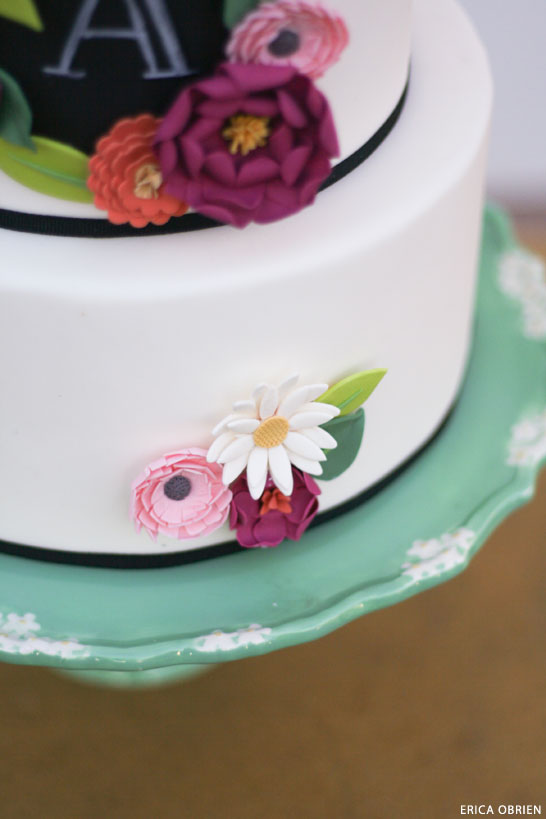 تخته سیاه و گل های کاغذی |  ترجمه گرایش به طرح کیک |  توسط اریکا اوبرین برای TheCakeBlog.com