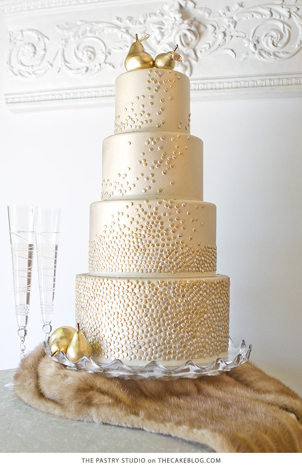 کیک گلابی طلایی |  توسط The Pastry Studio برای TheCakeBlog.com