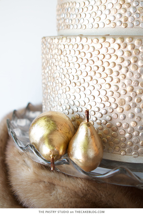 کیک گلابی طلایی |  توسط The Pastry Studio برای TheCakeBlog.com