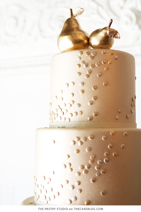 کیک گلابی طلایی |  توسط The Pastry Studio برای TheCakeBlog.com