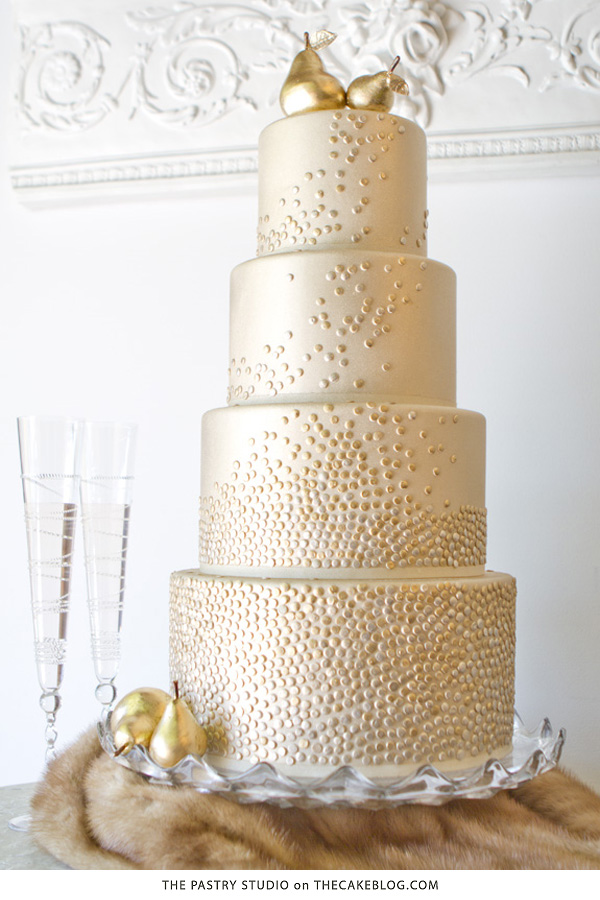 کیک گلابی طلایی |  توسط The Pastry Studio برای TheCakeBlog.com