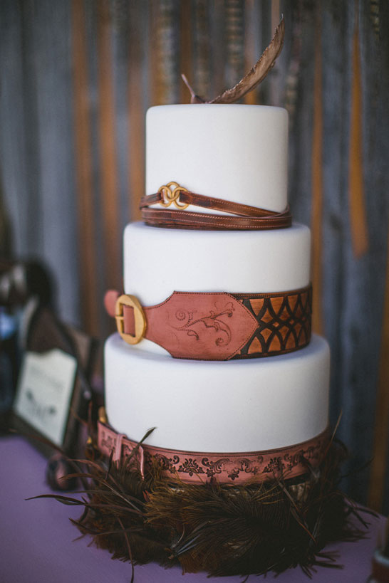 {خوراکی} کیک کمربند و پر چرمی |  توسط آیسینگ های پیچیده |  TheCakeblog.com