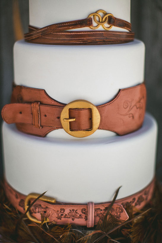 {خوراکی} کیک کمربند و پر چرمی |  توسط آیسینگ های پیچیده |  TheCakeblog.com