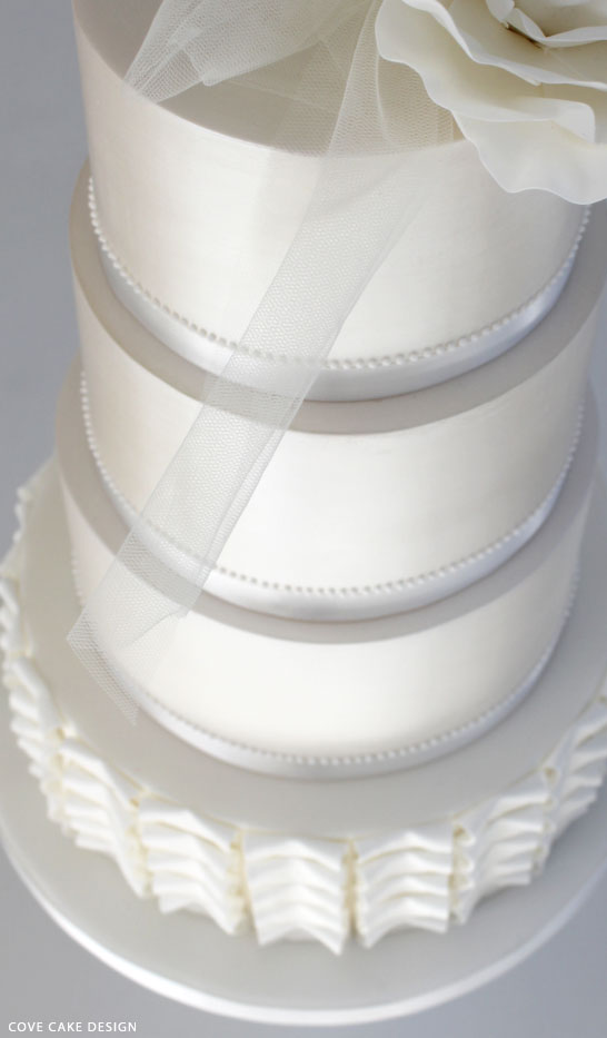 کیک عروسی سفید روی سفید |  توسط Cove Cake Design در TheCakeBlog.com