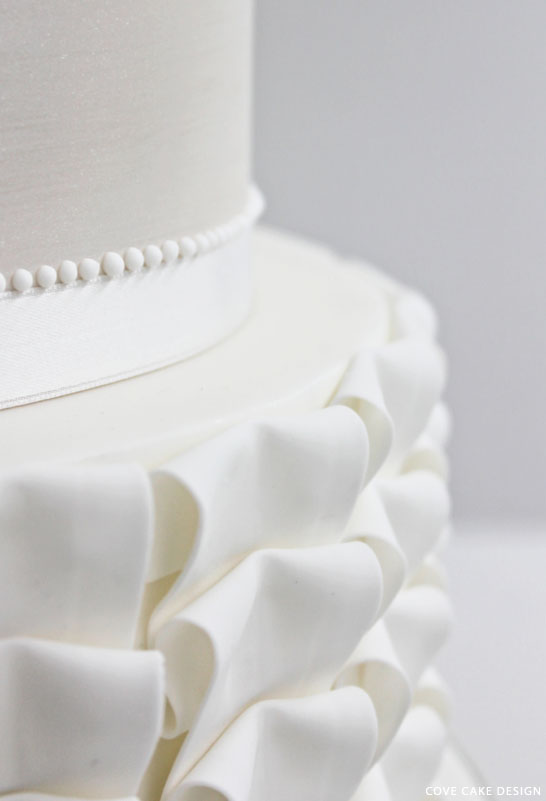 کیک عروسی سفید روی سفید |  توسط Cove Cake Design در TheCakeBlog.com