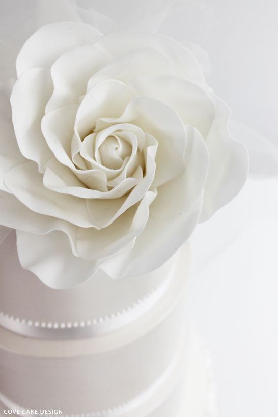 کیک عروسی سفید روی سفید |  توسط Cove Cake Design در TheCakeBlog.com