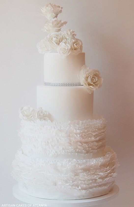 سفید روی زواید سفید |  توسط Artisan Cakes of Atlanta |  TheCakeBlog.com