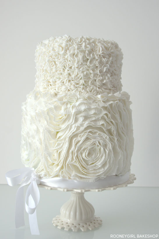 رفل سفید روی سفید توسط RooneyGirl BakeShop |  TheCakeBlog.com