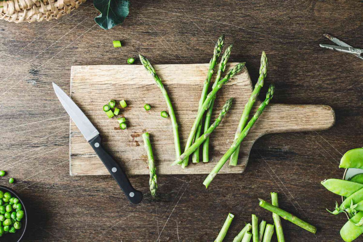 asparagus on cutting board