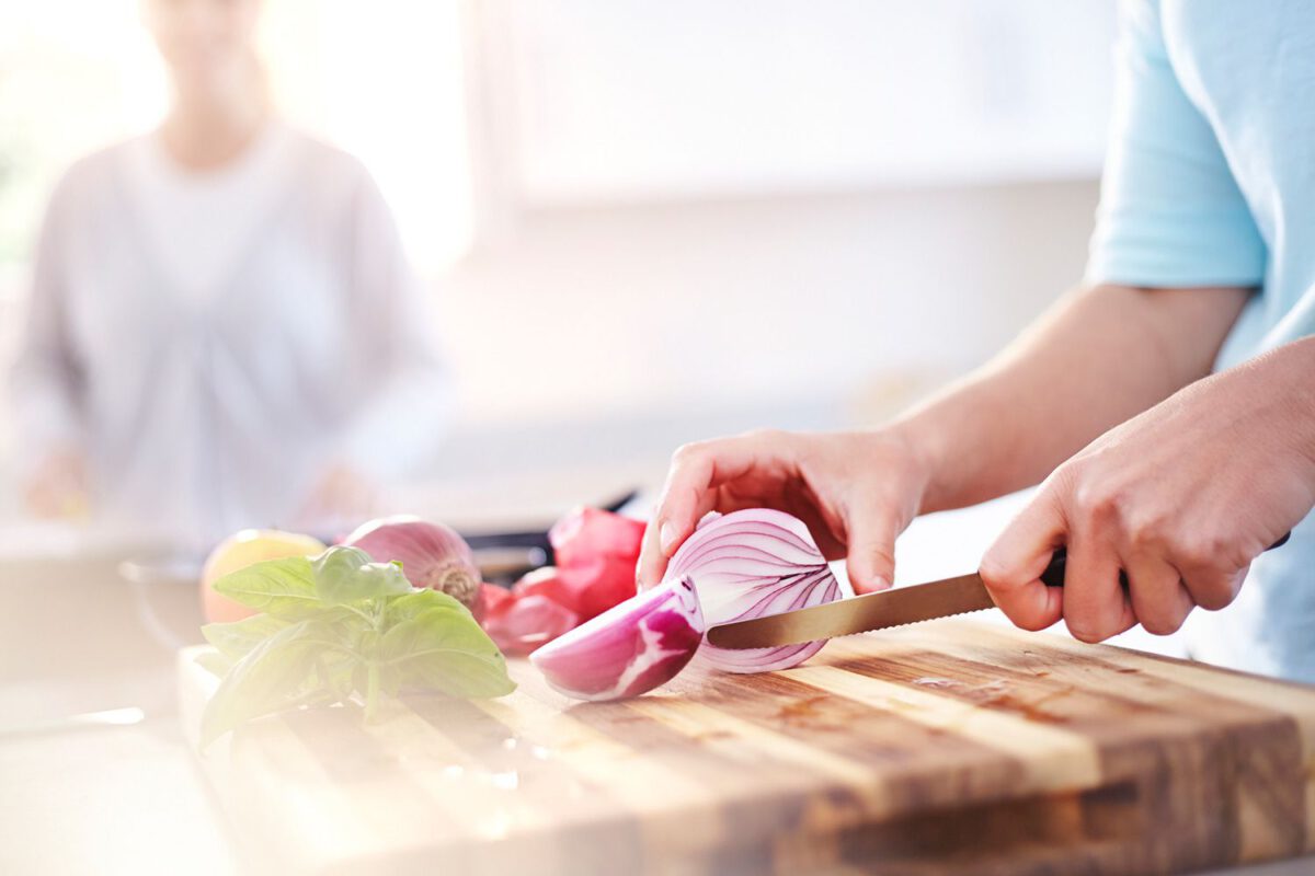 Cutting onion