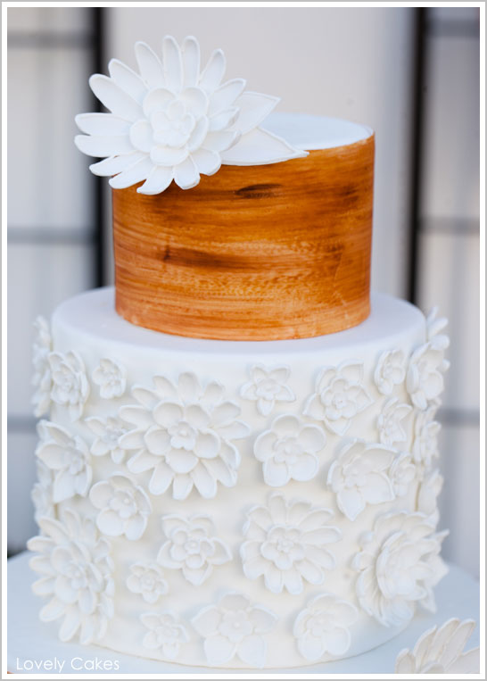 کیک عروسی روستایی، گل و دانه چوب