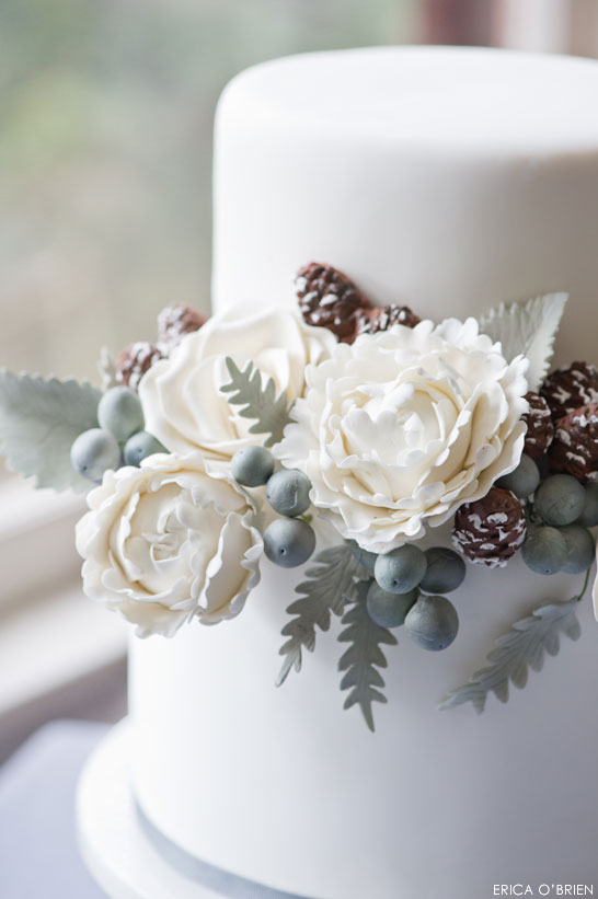 از گل ها تا کیک 4 کیک عروسی گلدار سفید زمستانی | توسط اریکا اوبراین