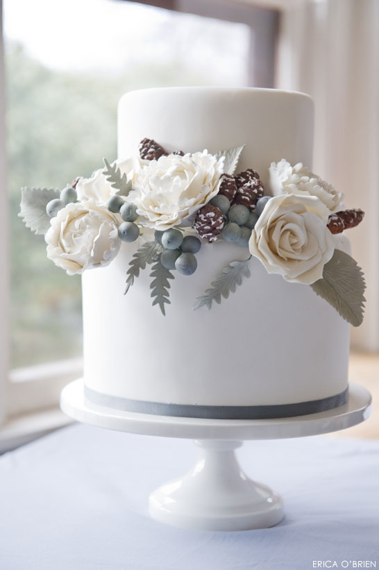 از گل ها تا کیک 5 کیک عروسی گلدار سفید زمستانی | توسط اریکا اوبراین