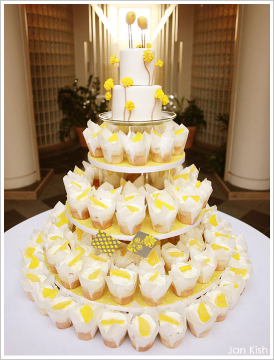 نمایش کیک عروسی خاکستری و زرد