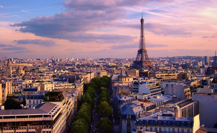 هیاهویی در هوا در پاریس