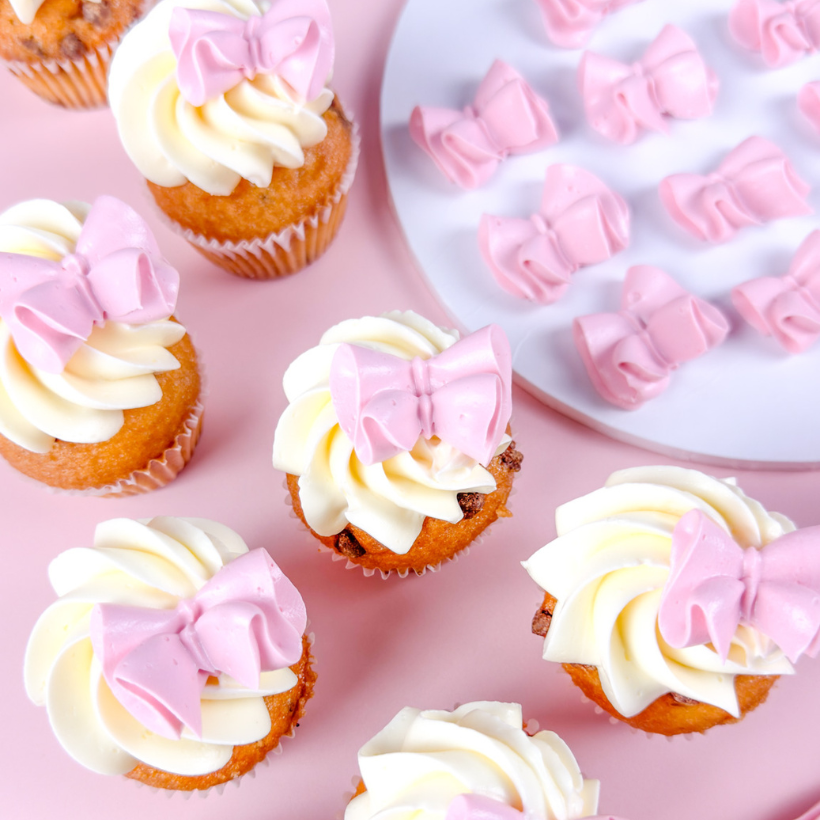 ترند Viral Bow - راهنمای تزئین کیک! 1 bake.works-bow-trend-cupcakes