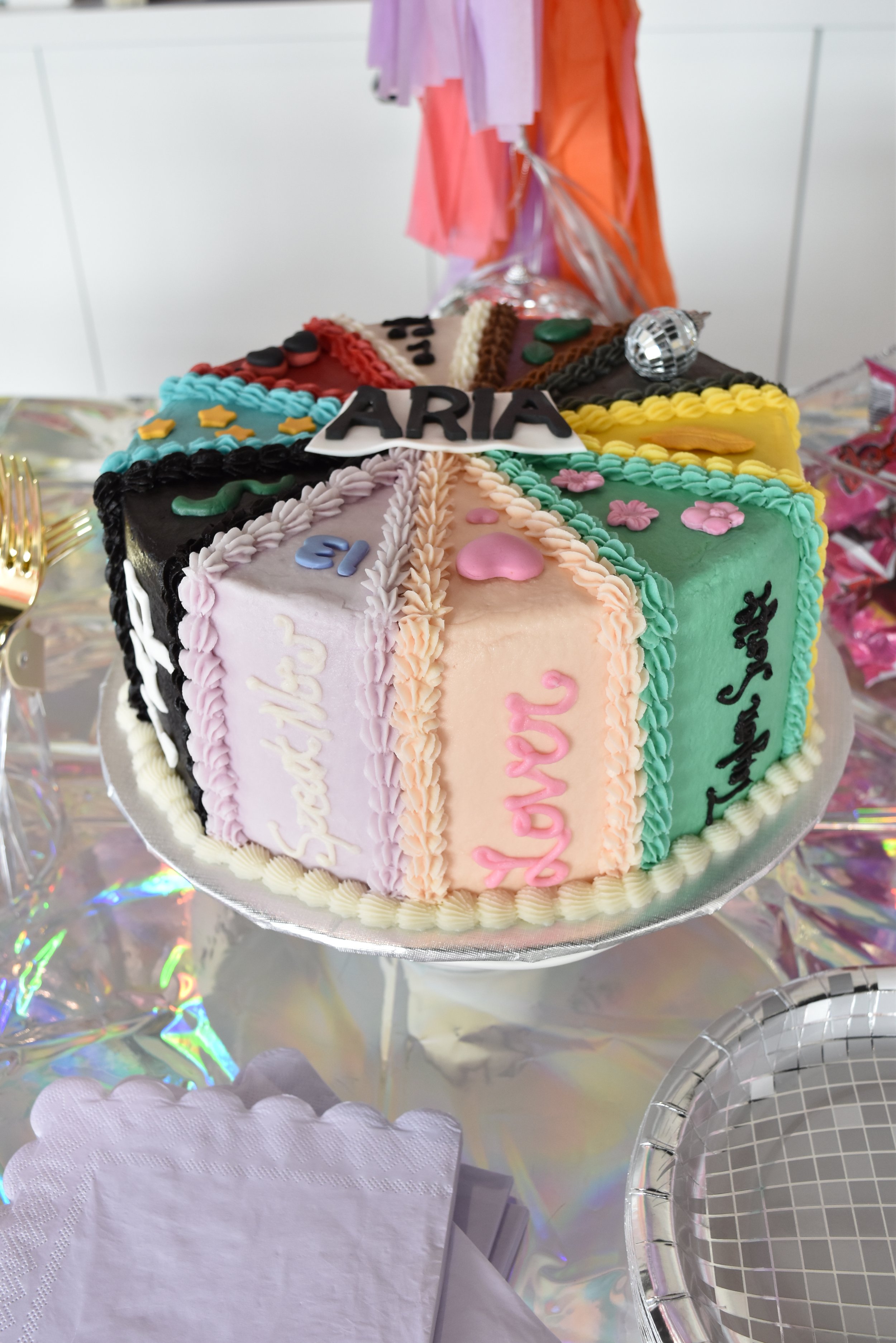 1738687456 972 یک جشن تولد نهمین جشن تیلور