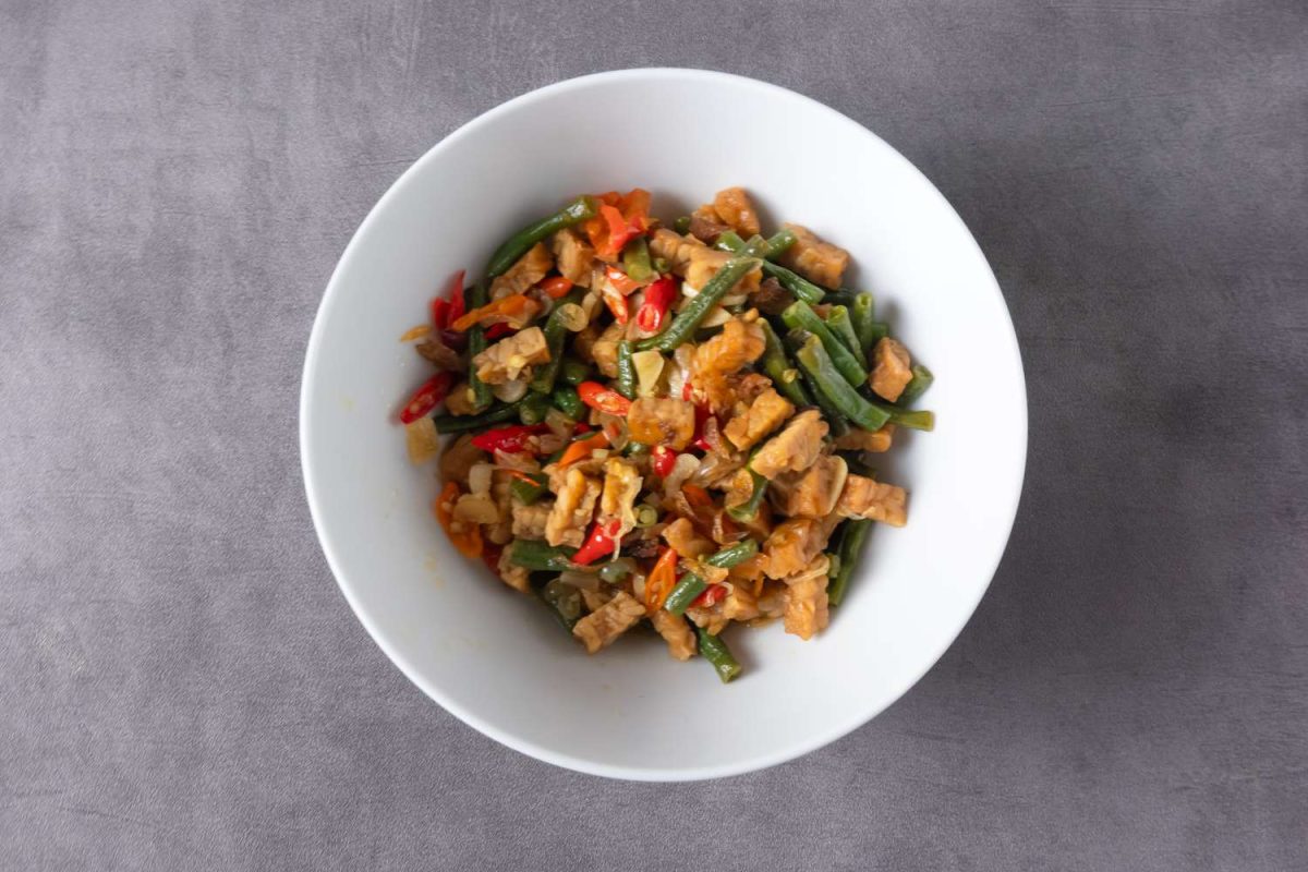 stir-fried tempeh and long beans in white bowl