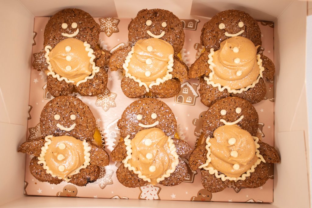 با ما بپزید! طرز تهیه کاپ کیک شیرینی زنجبیلی 4 1764694695 428 با ما بپزید طرز تهیه کاپ کیک شیرینی زنجبیلی