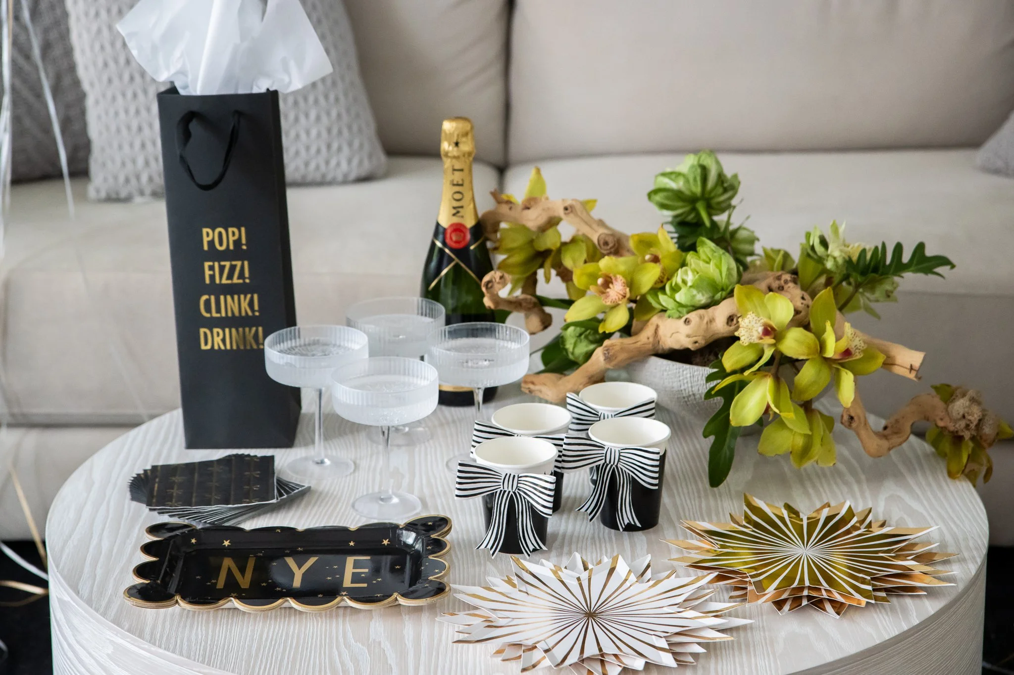 در سال 2026 به روش آسان زنگ بزنید: میزبانی جشن سال نو بدون استرس 2 1765772233 414 در سال 2026 به روش آسان زنگ بزنید میزبانی جشن